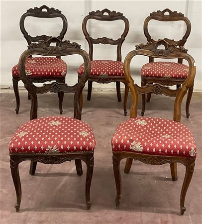 Gruppo di cinque sedie in noce con cartella sagomata, intagliata e traforata. S