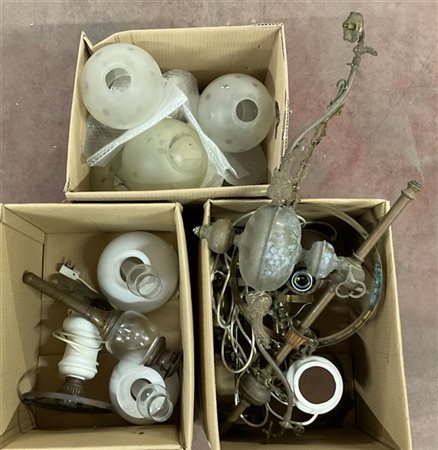 Tre cartoni contenenti parti di lampadari, lampade ad olio in ottone montate a