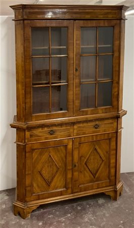 Mobile a due corpi in legno radicato e filettato, di forma scantonata, parte su