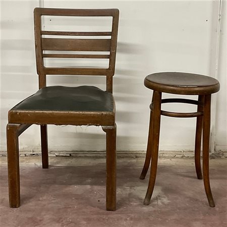 Lotto composto da uno sgabello in faggio curvato ed una sedia degli anni '30 (d