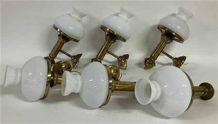 Lotto composto da sei appliques in ottone con paralume in vetro lattimo (difett