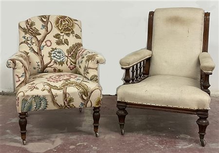 Lotto di due poltrone con rotelle, strutture in legno con elementi torniti e in