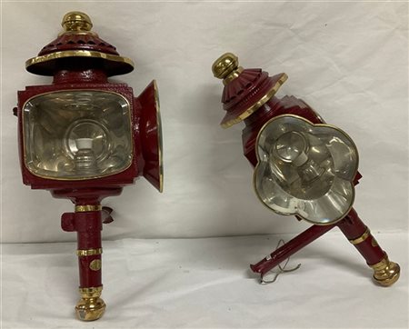 Coppia di fanali da carrozza in ferro smaltato bordeaux con elementi in metallo