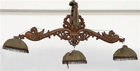 Lampadario a tre luci intagliato con decoro a volute e draghi, con paralumi (di