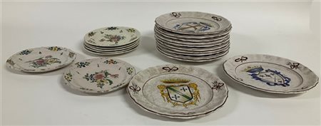Lotto di diciannove piatti da parete in maiolica a stemmi araldici e fiori, mis