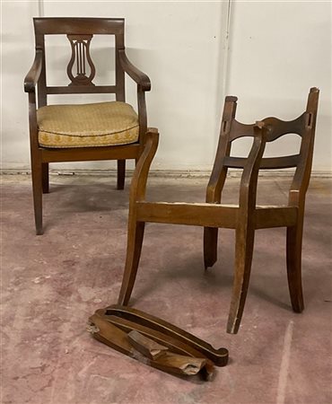 Due poltrone unite a un gruppo di quattro sedie con schienale a giorno (rotture