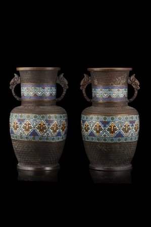 Coppia di vasi in bronzo e smalti cloisonné decorati con fasce a motivi geometr