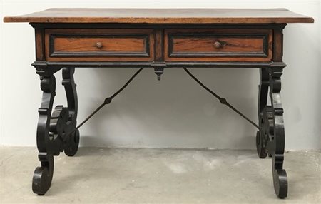 Scrittoio a due cassetti sottopiano con gambe a lira sagomate ed ebanizzate riu