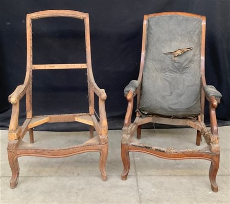 Lotto composto da due poltrone in legno di forma mossa, una mancante di imbotti