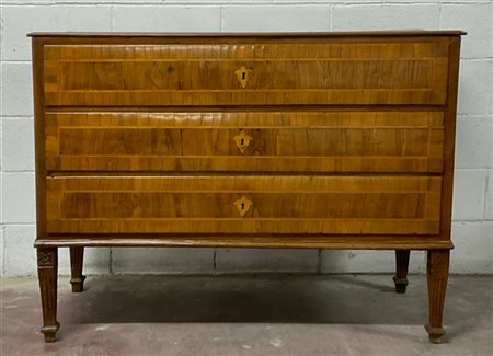 Comò con fronte a tre cassetti lastronato e filettato in legno chiaro. Gambe sc