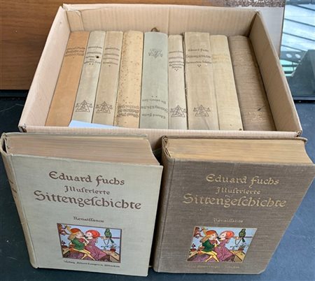 Un cartone contenente dodici volumi inerenti l'arte erotica e l'erotismo