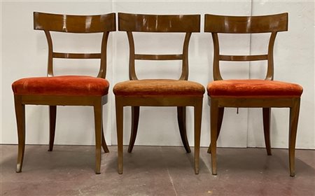 Gruppo di tre sedie con schienale curvato, gambe a sciabola e sedutra rivestita