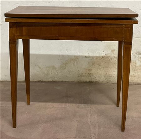 Tavolino da gioco lastronato, intarsiato e filettato in bois de rose con piani