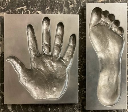 Lotto composto da due impronte, rispettivamente di mano e piede destro in metal
