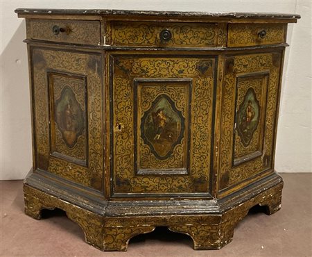 Credenza scantonata a uno sportello e tre cassettini. Ante e piano decorati con