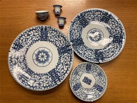 Lotto composto da tre piatti e tre ciotoline in porcellana bianca e blu. Cina,