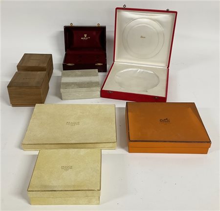 Cartone contenente numerose custodie e astucci per usi diversi (difetti)