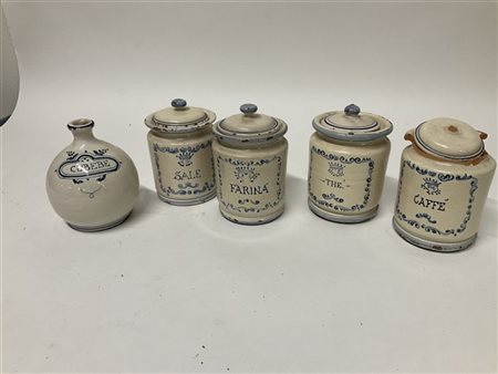 Gruppo di quattro vasi con coperchi ed una bottiglia in maiolica dipinta in mon