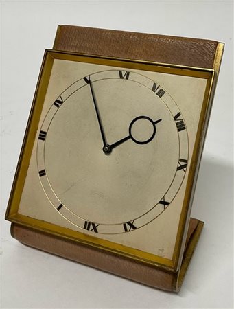 Orologio da tavolo in pelle e ottone dorato con quadrante a numeri romani (cm 1