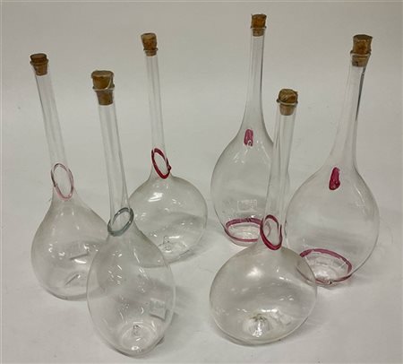 Lotto composto da sei bottiglie di forme differenti in vetro soffiato, con tapp