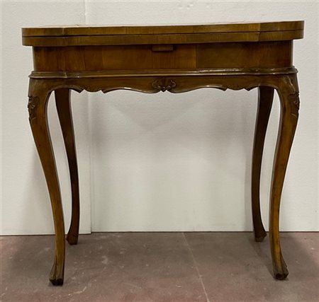 Tavolo da gioco con piano apribile, lastronato in radica e filettato di forma s