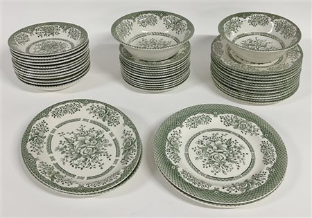 Manifattura inglese. Parte di servizio in ceramica con decoro floreale in monoc