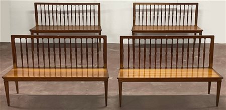 Quattro panche in legno con schienale a listelli e gambe rastremate (L. cm 135)