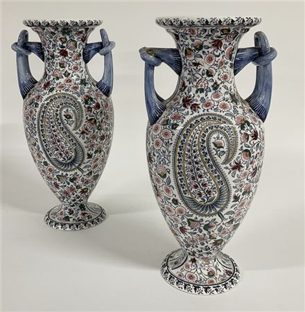 Manifattura di Gien. Coppia di vasi biansati in ceramica policroma con decoro "