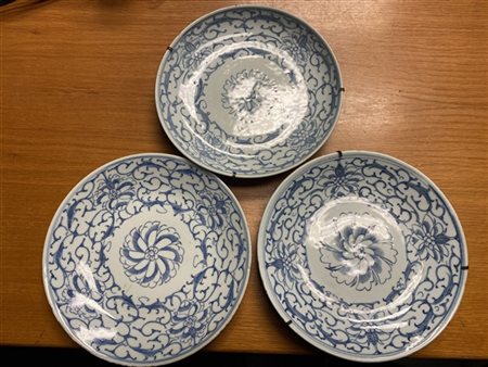 Lotto composto da tre piatti in porcellana bianca e blu. Cina, sec. XX
(d. max