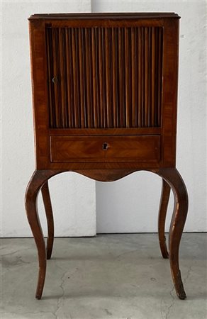 Comodino intarsiato con fronte a un'anta scorrevole e cassettino nella fascia.