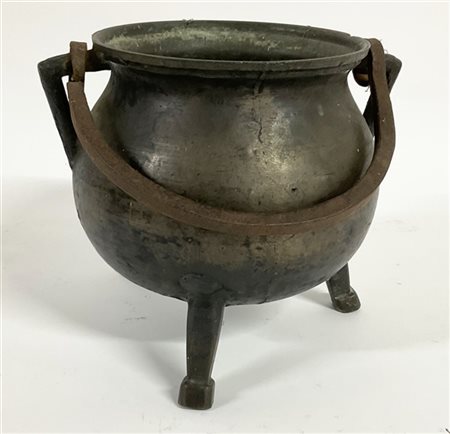 Paiolo in bronzo con manico in ferro detto bronzino. Tirolo, inizio secolo XX (