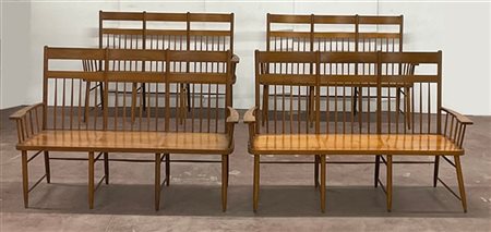 Quattro panche in legno con schienale a listelli e braccioli sagomati (L. cm 14