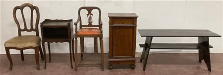 Lotto composto da un tavolino, una sedia, due comodini e un antico seggiolone d