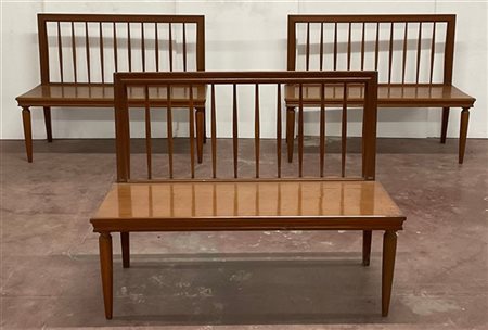 Lotto composto da tre panche in legno con schienale a listelli (difetti)