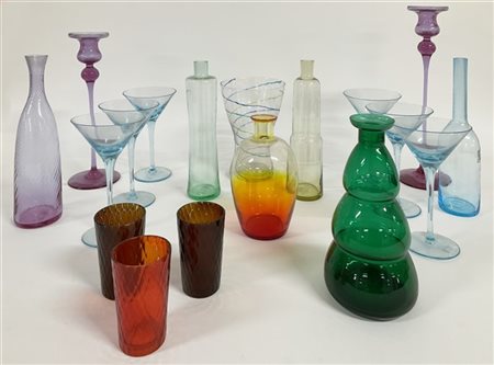 Manifatture diverse. Lotto composto da sette vasi diversi, sei calici, due cand