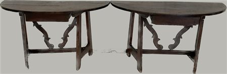 Coppia di tavoli a demi-lune formanti tavolo ovale, un cassetto nella fascia, s