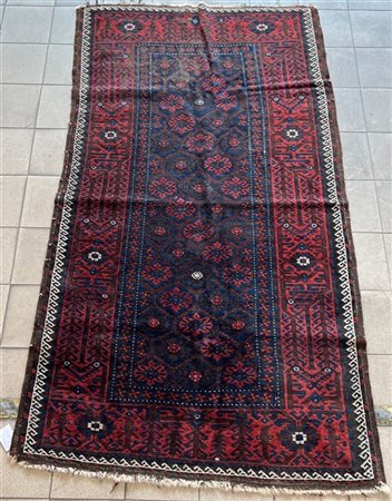 Tappeto Beluchistan, Persia, fine secolo XIX. Decoro floreale in diagonale su f