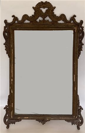 Antica specchiera in legno intagliato, traforato e dorato a mecca con cimasa e