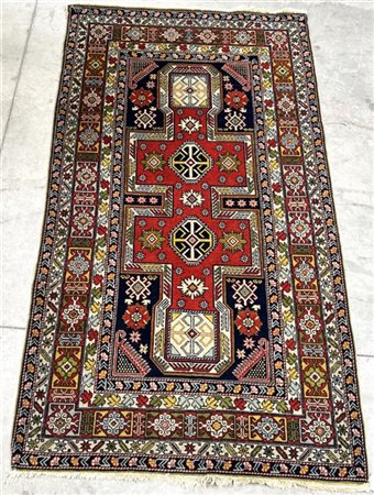 Tappeto Caucaso, recente manifattura. Decoro key hole speculare rosso su fondo