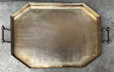 Vassoio ottagonale biansato in metallo argentato con ringhiera traforata (cm 58