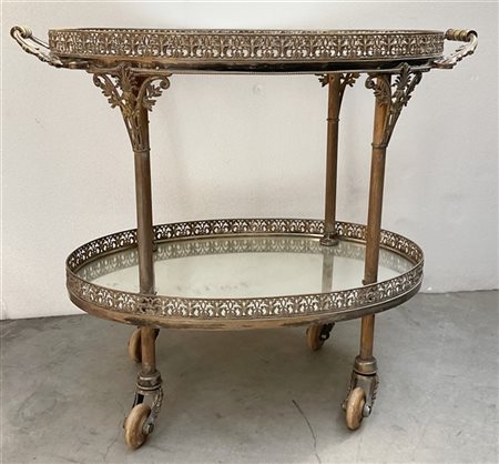 Carrellino porta vivande in metallo argentato con ringhiere traforate e anse fo