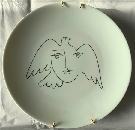 Piatto in porcellana serigrafata con soggetto da Picasso (diam. cm 24) Limoges,