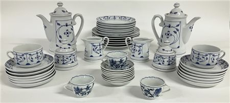 Servizio da tè in porcellana con decoro blu in monocromia composto da due teier