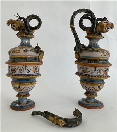 Manifattura dell'Italia centrale. Coppia di versatoi in maiolica a balaustro co