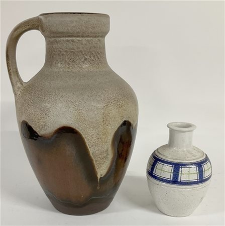 Manifatture diverse, lotto di due vasi in terracotta, uno marcato alla base. Mi