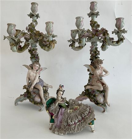Lotto in porcellana composto da una coppia di candelabri a cinque fiamme con fu