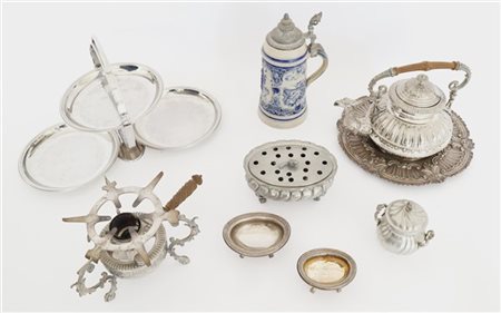 Lotto composto da numerosi oggetti in metallo argentato uniti a un boccale (dif