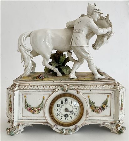 Orologio da appoggio con cassa in ceramica dipinta in policromia sormontata da