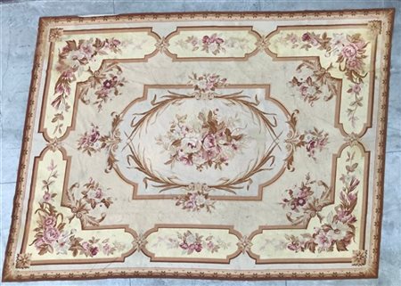 Tappeto Aubusson di recente manifattura. Lavorato a mano in lana con tecnica "p