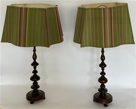 Coppia di candelieri in legno tornito a rocchetto su base circolare scanalata c